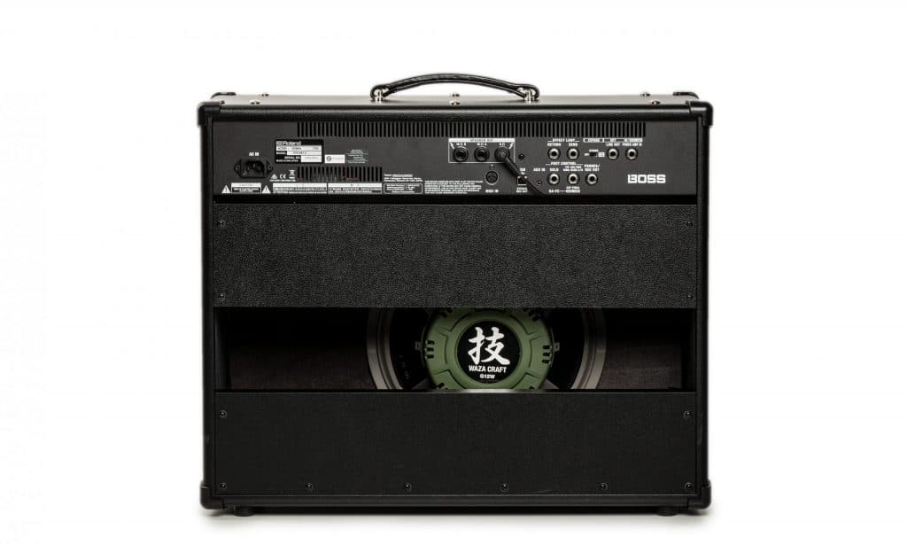 Il combo è costruito semiaperto, in modo che l'altoparlante sia visibile sul retro. 2/5 Si tratta di uno speaker Waza Craft G12W da 12″.