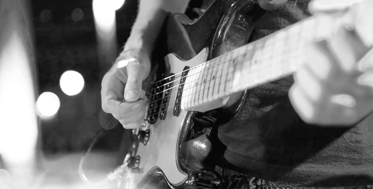 Canzoni facili chitarra: le 10 migliori canzoni rock per principianti