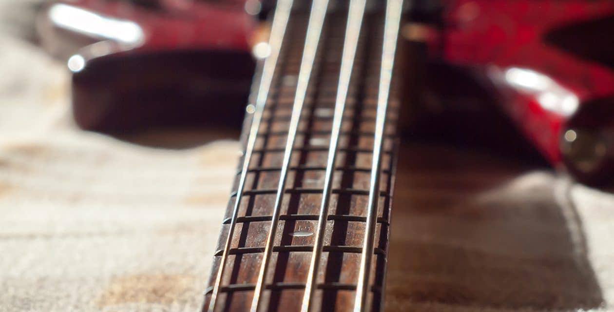 Come regolare il manico della chitarra o di un basso elettrico