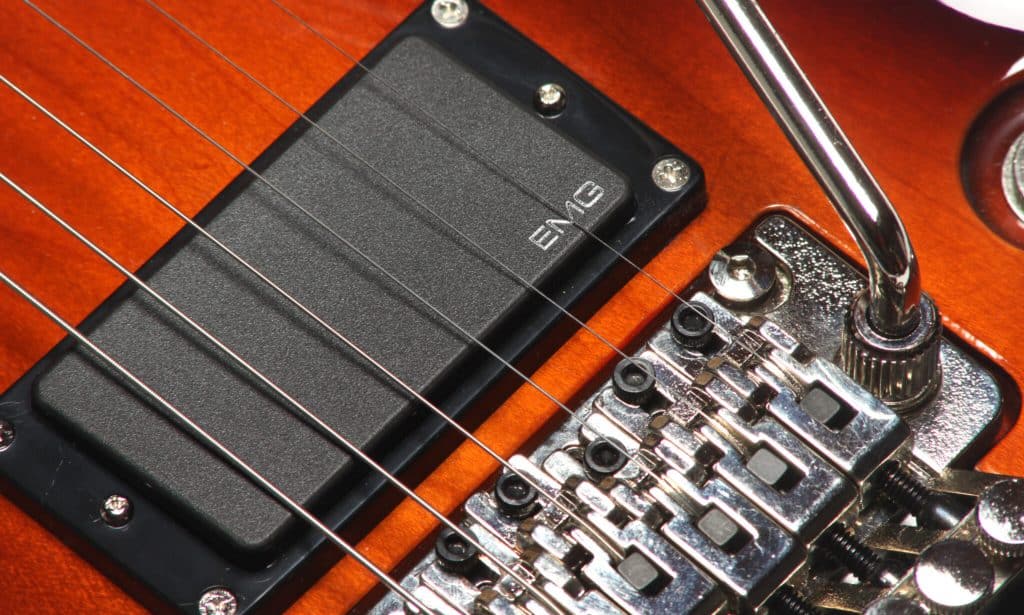 Il Floyd Rose è un knife-edge system e può essere regolato in altezza nel suo complesso, ma non singolarmente per ogni corda.