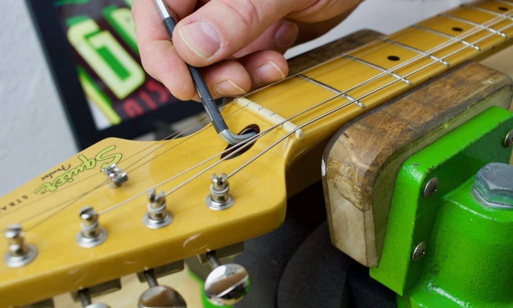 Usare la chiave appropriata per regolare con cura il truss rod