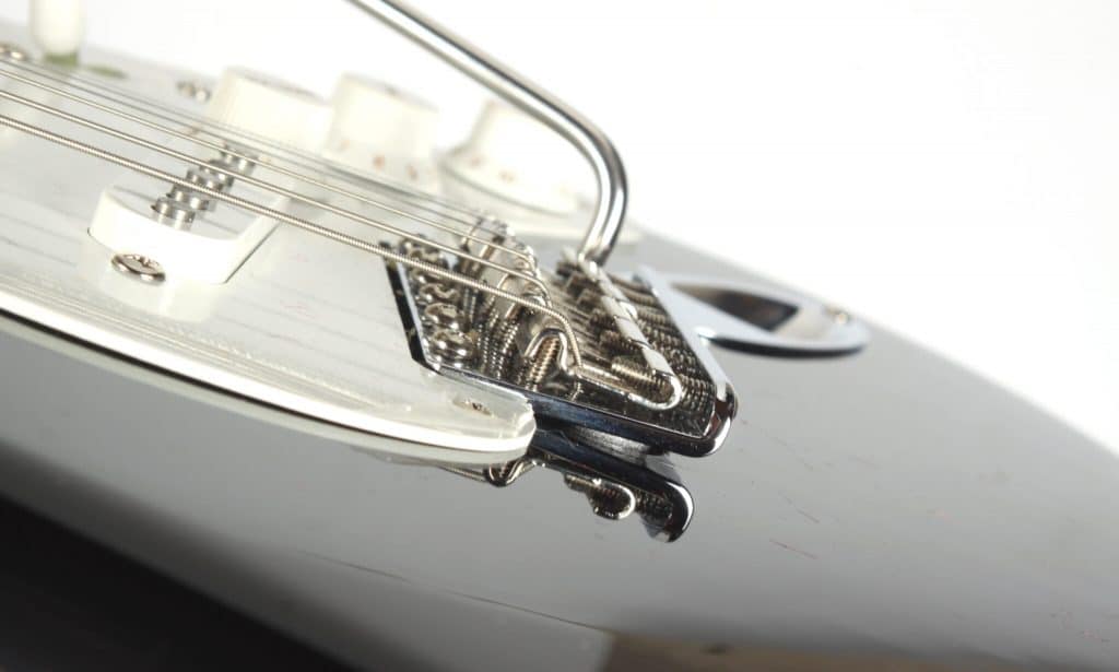 Con il sistema classico Fender, è possibile regolare la posizione delle corde solo singolarmente.