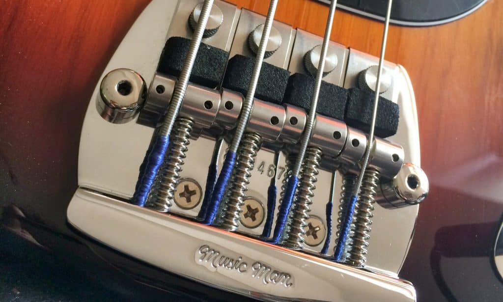 Qui si vede un basso Music Man con corde lucidate (cioè completamente lisce), le cosiddette flatwounds