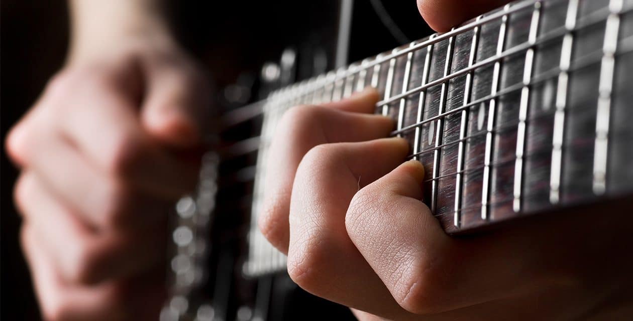 Esercitarsi con la chitarra quotidianamente: due esercizi consigliati