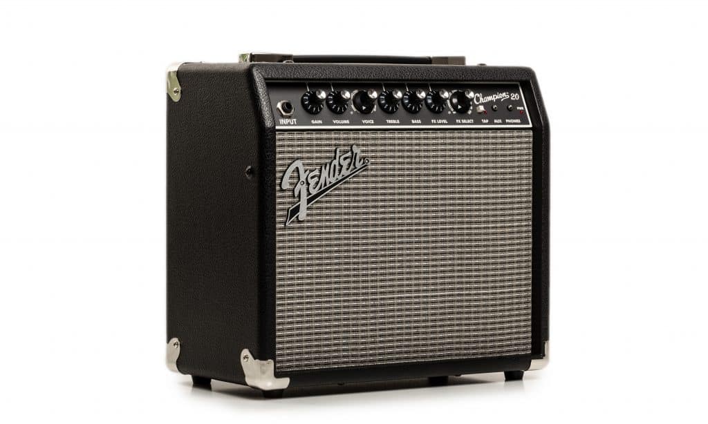 Il Fender Champion 20 è un amplificatore compatto per esercitarsi, ma grazie alle simulazioni di amplificatori e agli effetti integrati, non è interessante solo per i principianti.