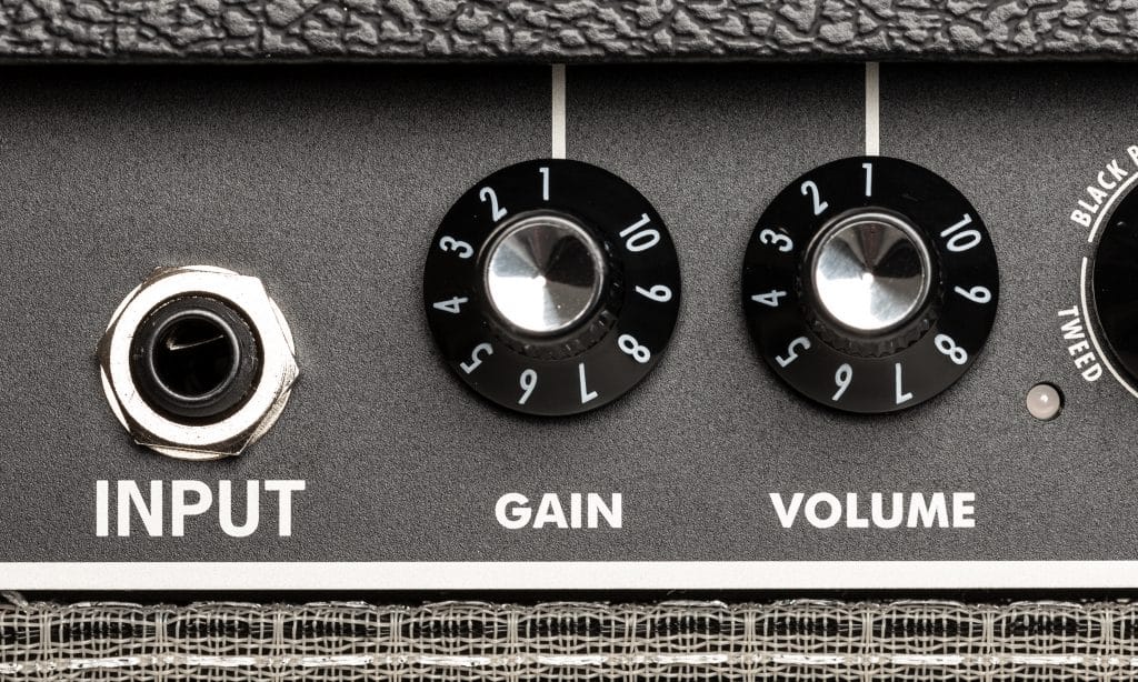 Accanto al jack di ingresso si trovano i due potenziometri per GAIN (intensità della distorsione) e VOLUME (volume generale).