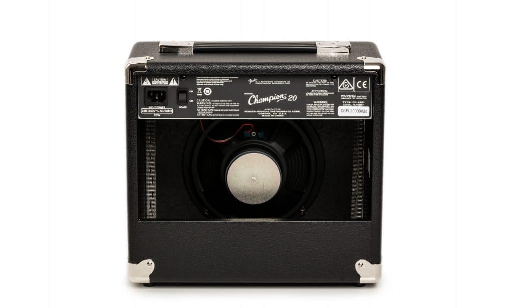 Il retro del Fender Champion 20 è aperto e rivela l'altoparlante interno