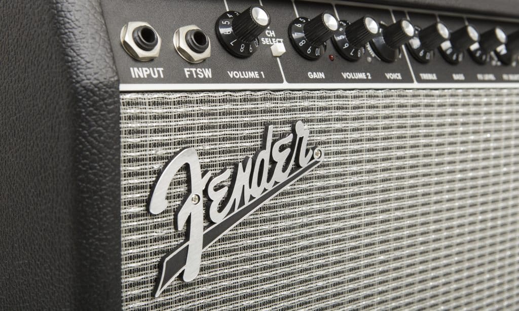 Il piccolo amplificatore Fender si presenta in un look classico