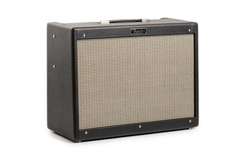 Il Fender Hot Rod Deluxe IV si presenta in un look classico con tolex nero e copertura frontale grigia.