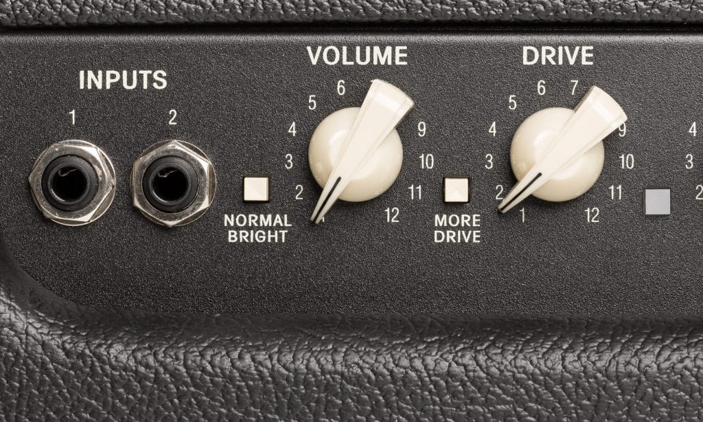 Ci sono due ingressi con sensibilità diverse, un controllo del volume, uno del drive,...