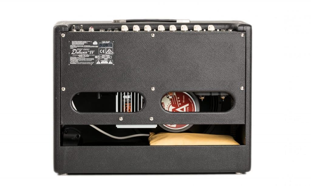 Il retro è semi-aperto, il che dovrebbe garantire un suono più spazioso e ricco di alti.
