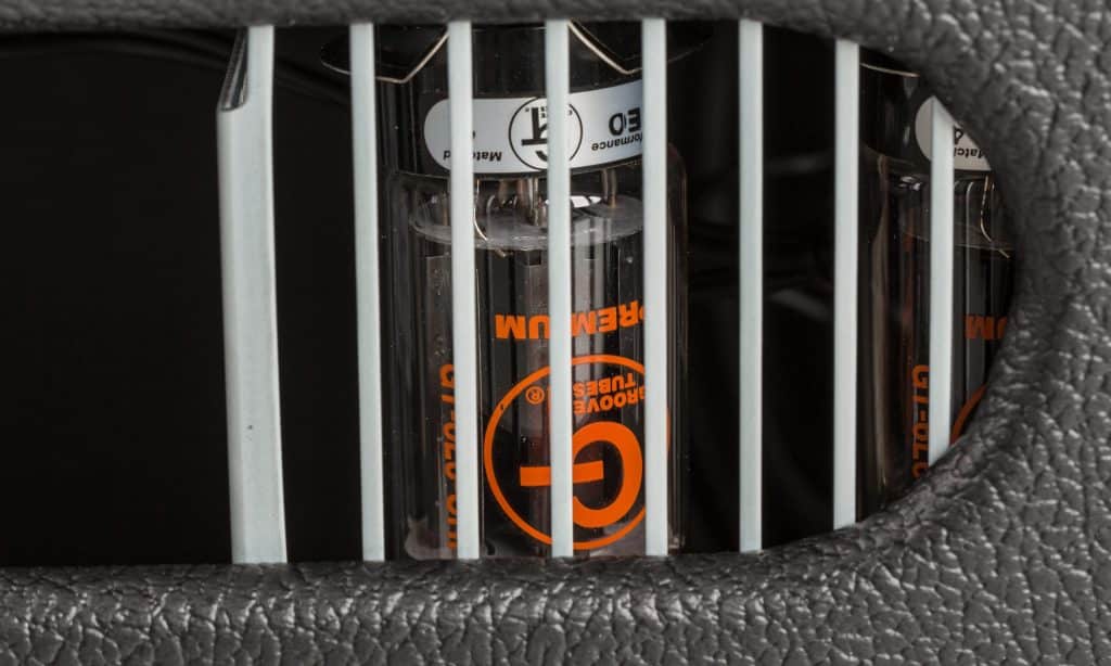 All'interno, tre valvole 12AX7 brillano nel preamplificatore e due 6L6 forniscono l'alimentazione al finale.