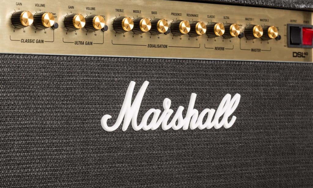 In alto, sopra il logo Marshall, brilla il pannello frontale color oro.