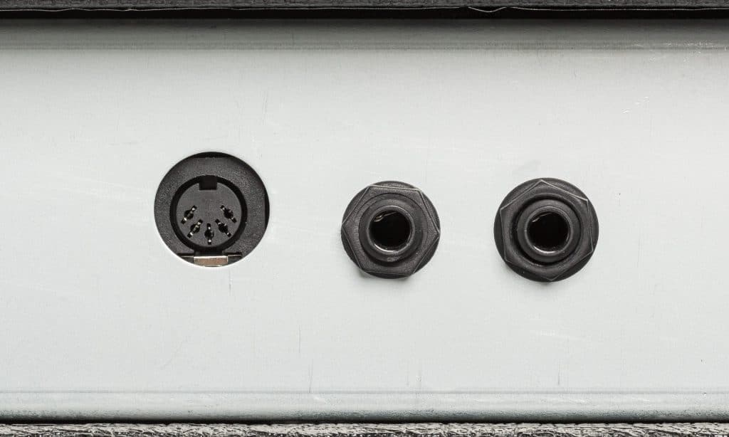 Accanto al loop FX c'è un connettore a 5 pin/MIDI