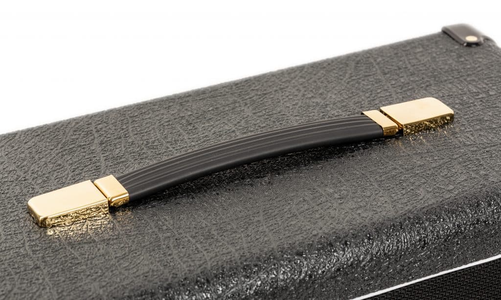 Il cabinet in legno è rivestito in Tolex nero, misura 50 x 23,5 x 23,5 cm e pesa 9,4 kg.