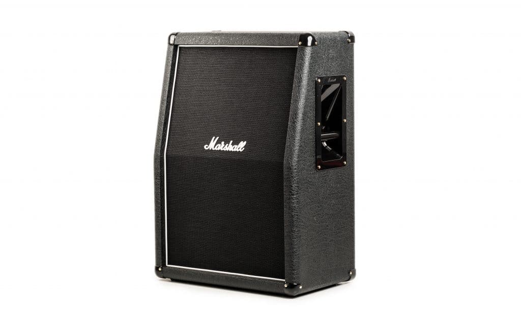 Il diffusore Marshall SC212 2 x 12″ ha un cabinet inclinato e misura 75 x 53,5 x 32 cm