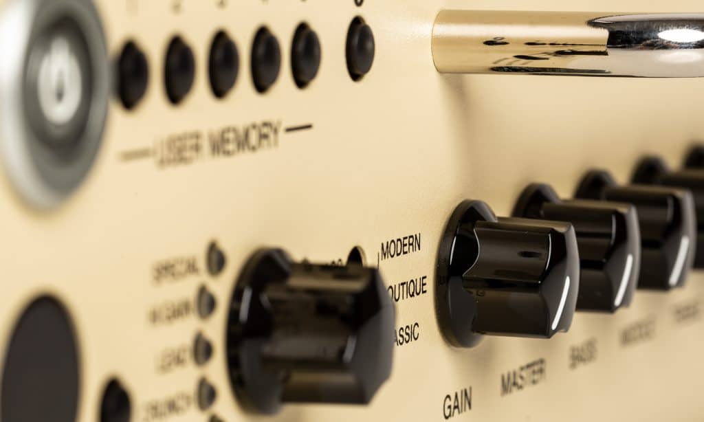 Gli amplificatori hanno una potenza di 2 x 10 watt e 2 x 15 watt rispettivamente