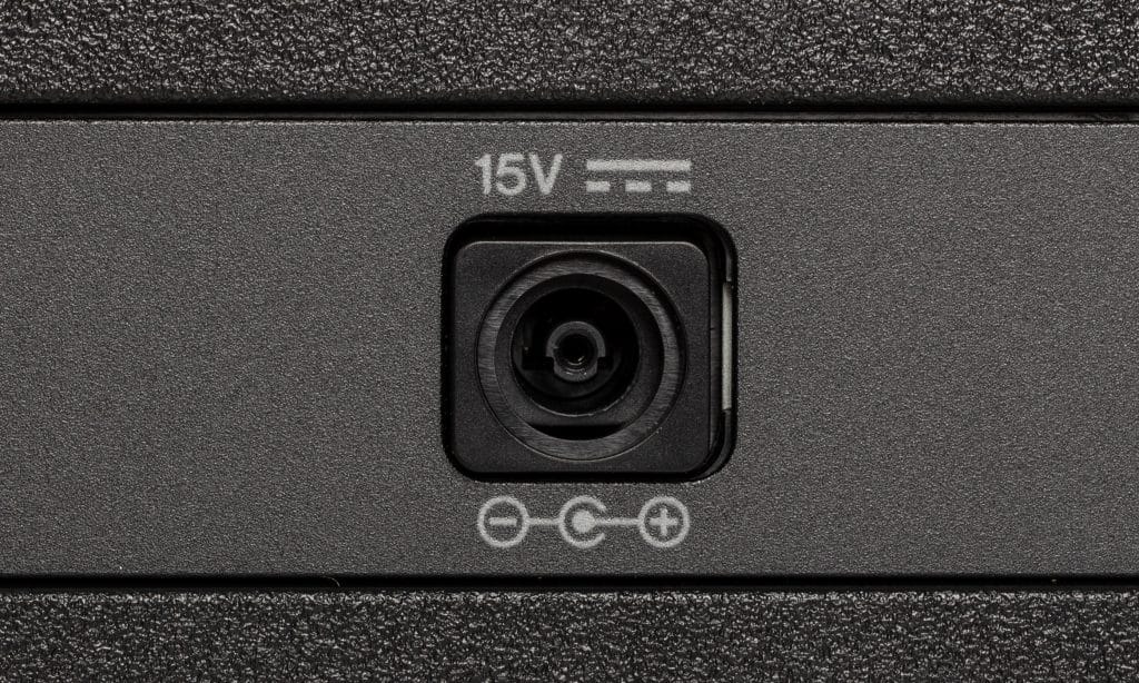 L'alimentazione dell'amplificatore avviene tramite l'alimentatore da 15 volt in dotazione.