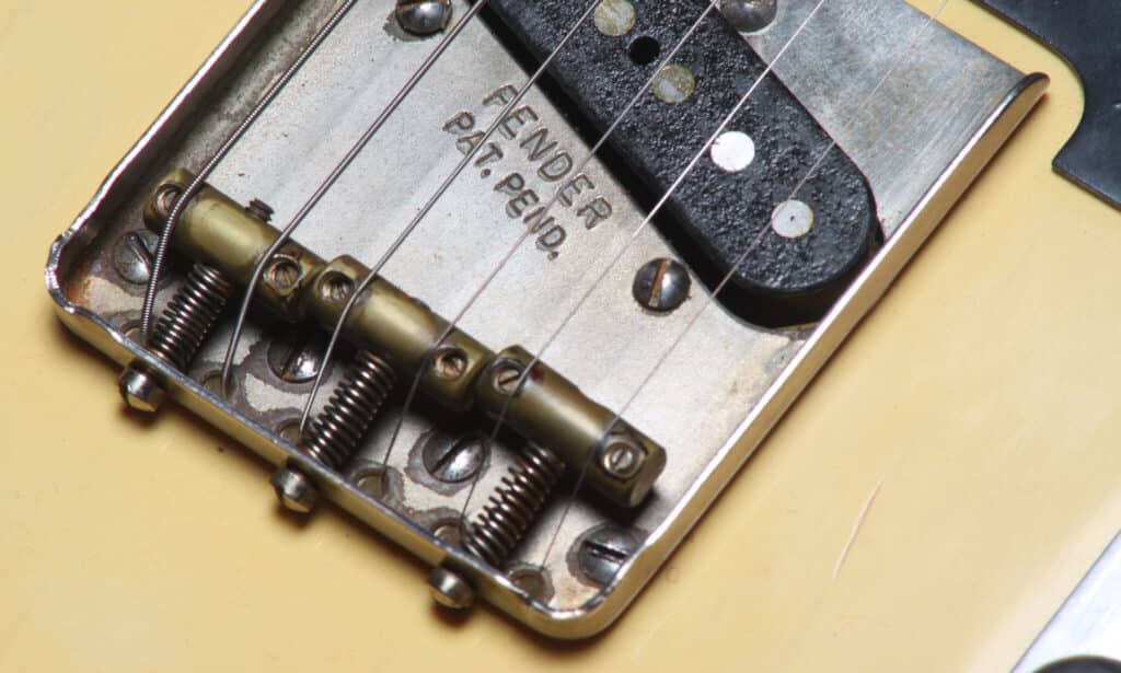 Il ponte della Telecaster può essere regolato solo in misura limitata. Ma è l'unico modo per far suonare una Tele in modo autentico!