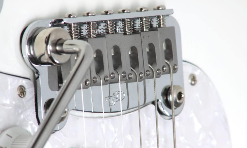 Una delle numerose varianti del tremolo Fender, qui realizzato da G&L. La costruzione consente una regolazione illimitata di ogni corda.