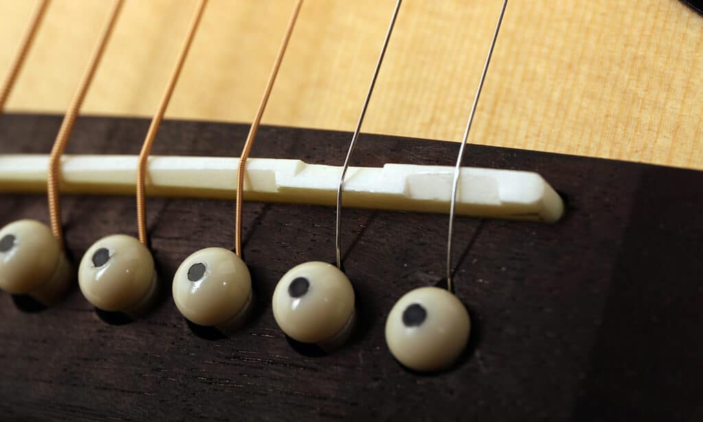 Un po' noioso: su una chitarra acustica si può andare avanti solo con una lima se si vuole regolare l’intonazione delle ottave!]