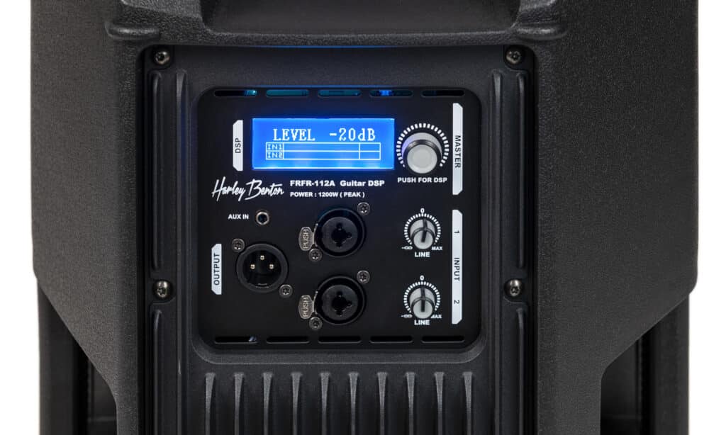 Qui si possono notare i due ingressi con prese combo jack XLR e controlli di volume separati, un'uscita XLR, un ingresso aux e l'unità DSP.