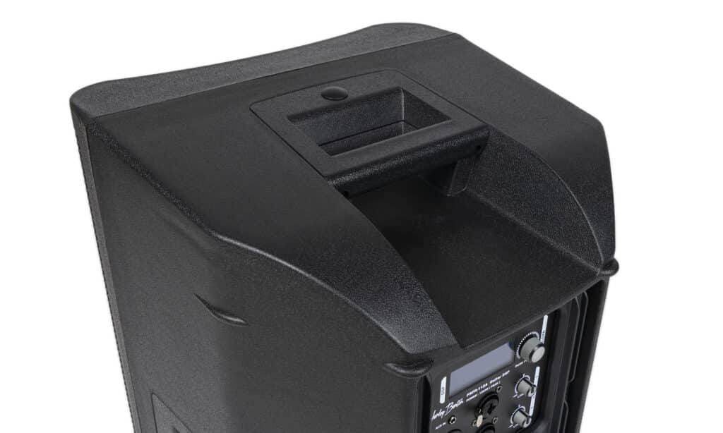 L’amplificatore integrato DSP-controlled eroga 300 watt RMS allo speaker full-range da 12" Custom Voiced.