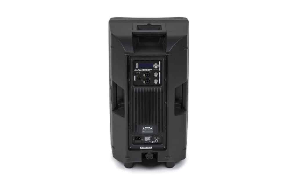 Il pannello elettronico con amplificatore di potenza e comandi è accessibile dal retro.