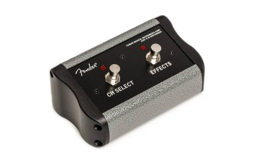 La fornitura comprende un footswitch a 2 vie per lo switch dei canali e l'attivazione degli effetti