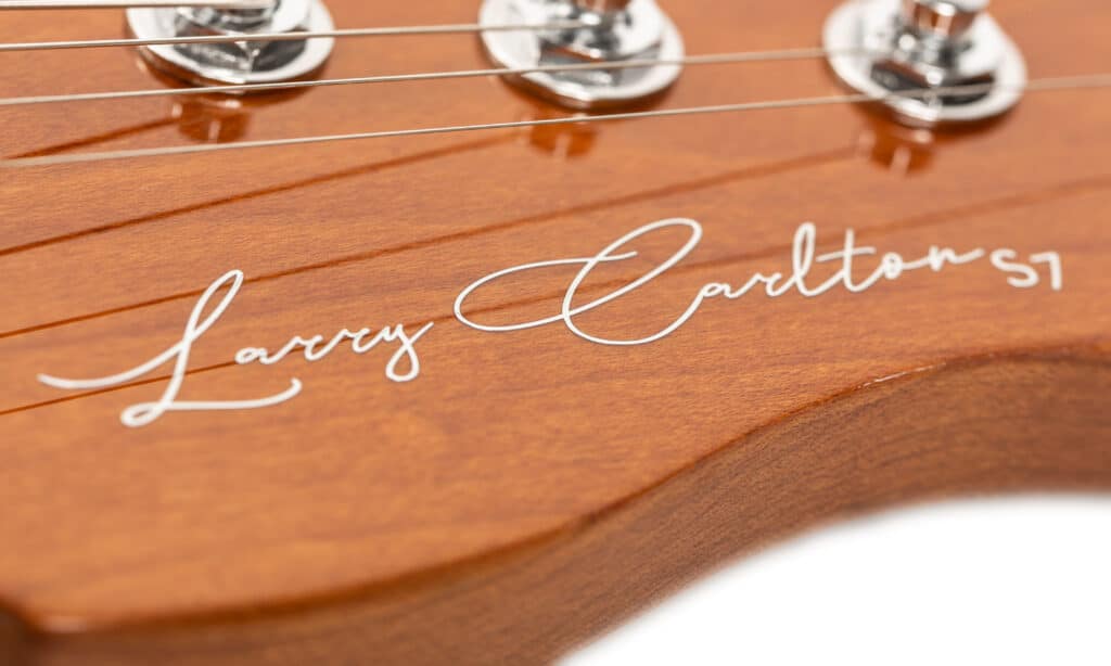 ... sul davanti porta la firma del virtuoso della chitarra Larry Carlton.