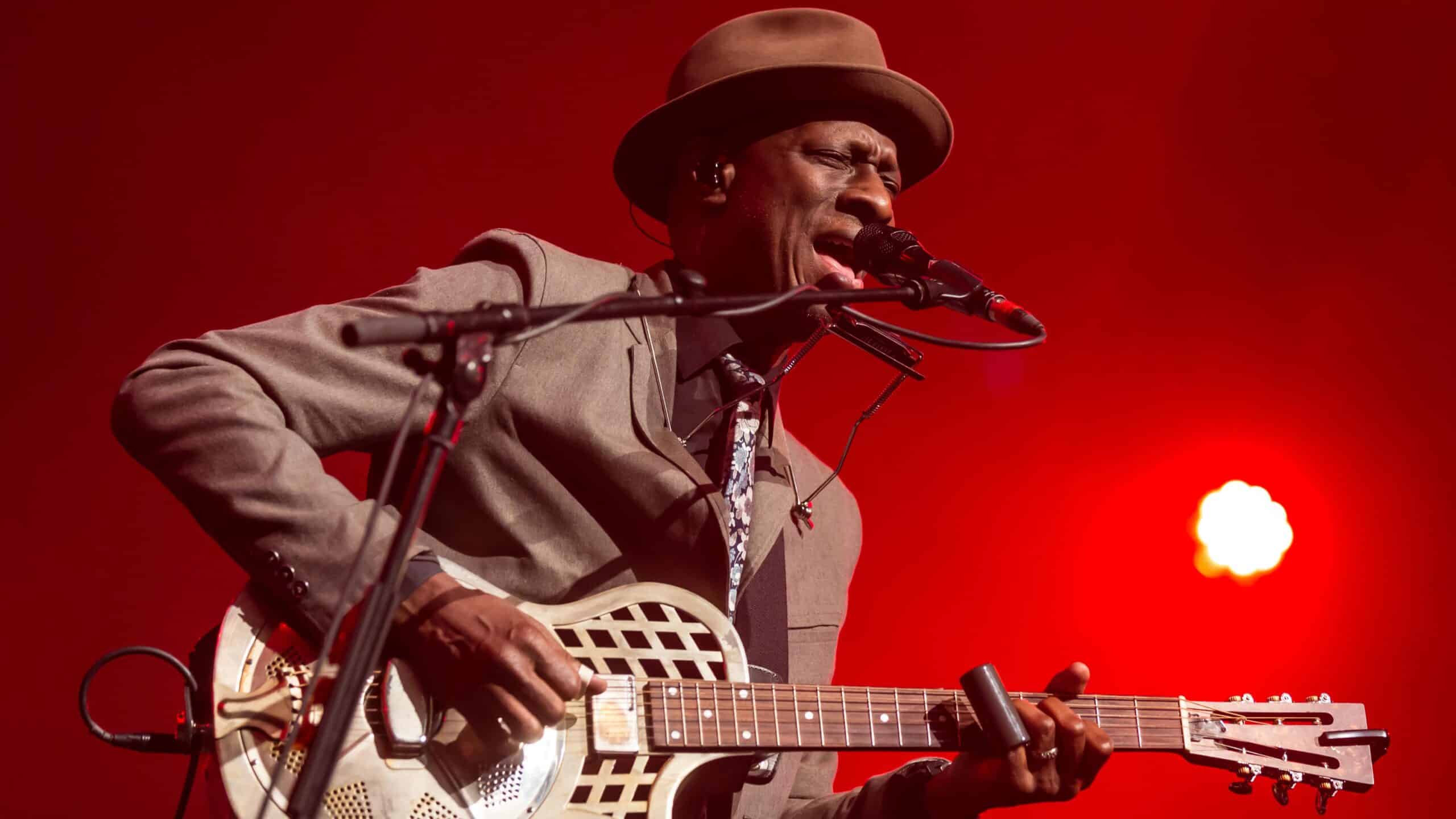 Keb’ Mo’: 10 canzoni inaspettate e sorprendenti con la magia del suo tocco inconfondibile