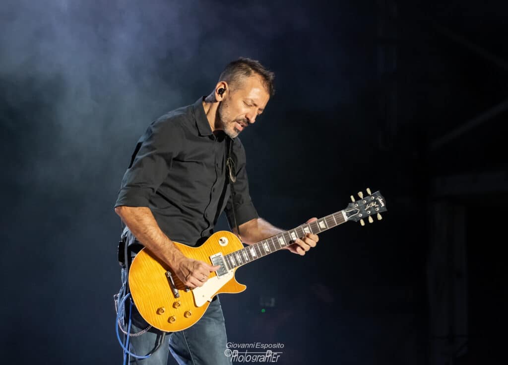 Immagine 1 Giuseppe Scarpato con la sua adorata Gibson Les Paul