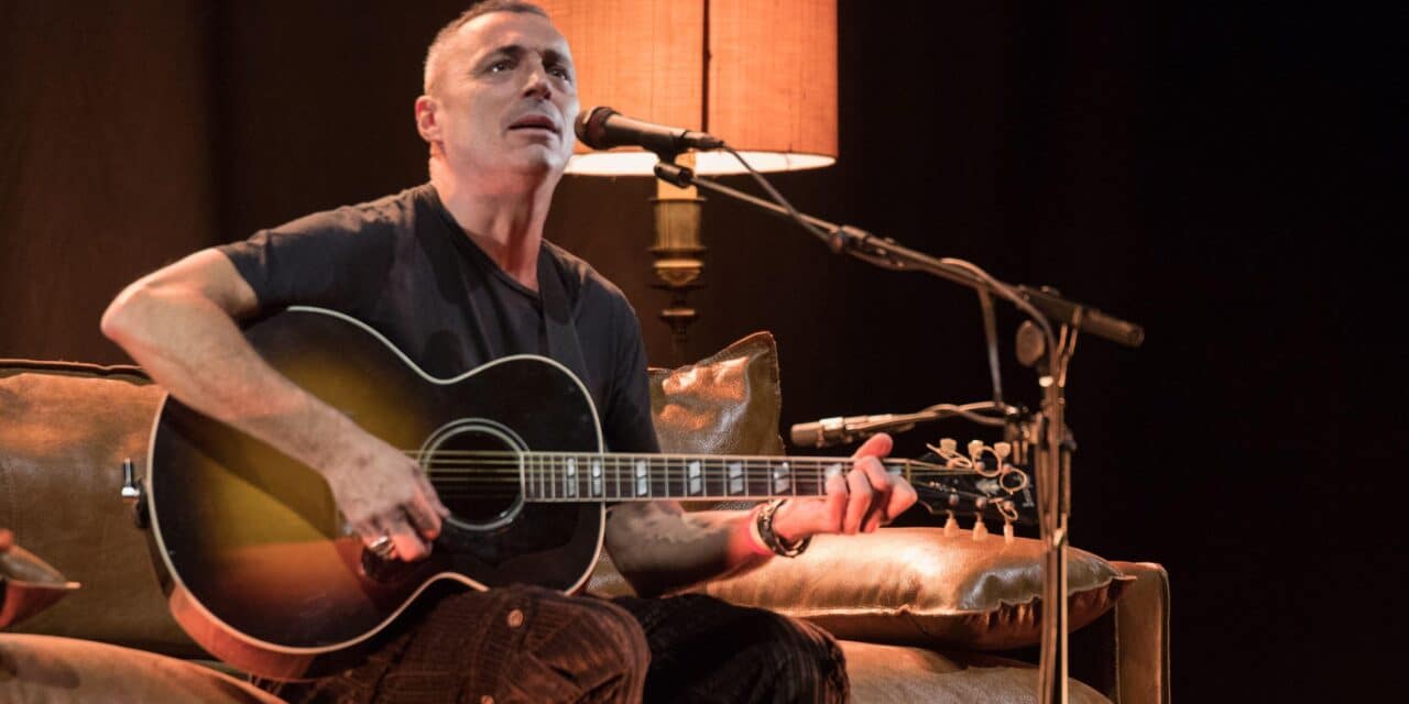 Alex Britti, “born to play guitar”: 10 canzoni inaspettate e sorprendenti in cui suona come ospite speciale