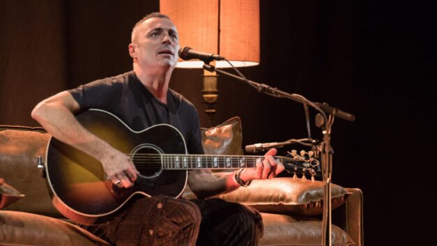 Alex Britti, “born to play guitar”: 10 canzoni inaspettate e sorprendenti in cui suona come ospite speciale