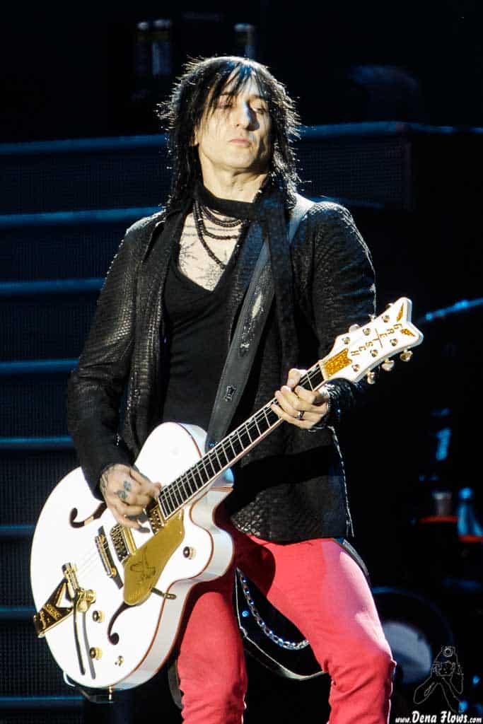 I Guns N’ Roses scaldano il pubblico e non solo. Temperature così alte in Arabia Saudita, sotto e sopra il palco, da sciogliere i pickup della chitarra di Fortus. 