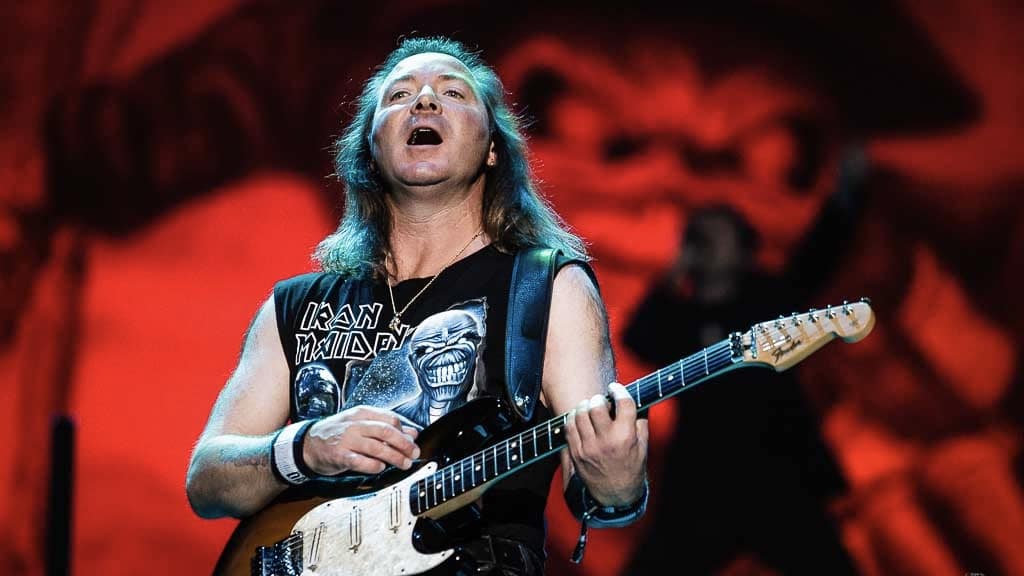 La chitarra regalata ad Adrian Smith negli anni ’80 continua a suonare in tutto il mondo con gli Iron Maiden