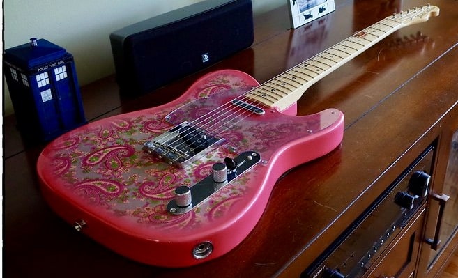 Brad Paisley e la Fender Pink Paisley Telecaster. Storia del ritrovamento di una chitarra da 30.000$