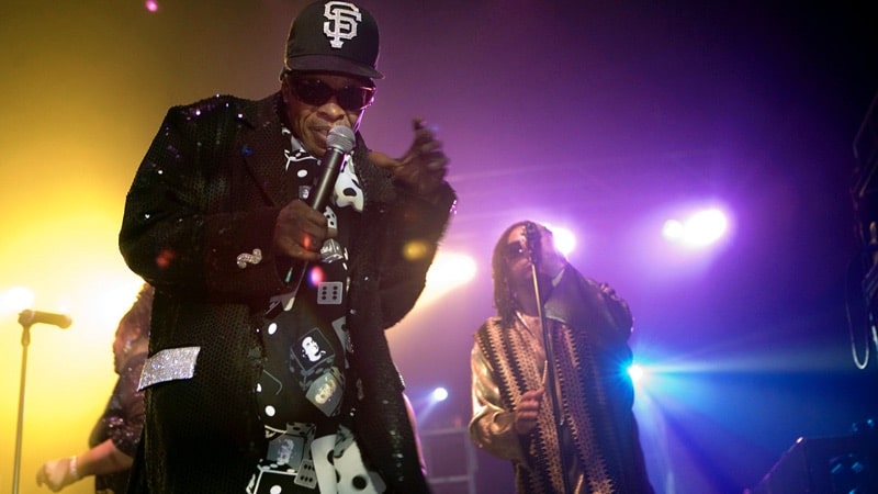 Sly Stone, leggendario leader degli Sly and the Family Stone e figura fondamentale nello sviluppo di funk, soul, rock psichedelico e R&B, è scomparso il 9 giugno all’età di 82 anni. L’annuncio è stato dato dalla sua famiglia con un comunicato ufficiale, che ha ricordato con commozione il carisma e l’impatto musicale ineguagliabile dell'artista.