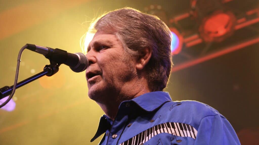 Brian Wilson, co-fondatore dei Beach Boys ci lascia all'età di 82 anni: la storia dell'artista che ha ispirato Sgt. Peppers dei Beatles