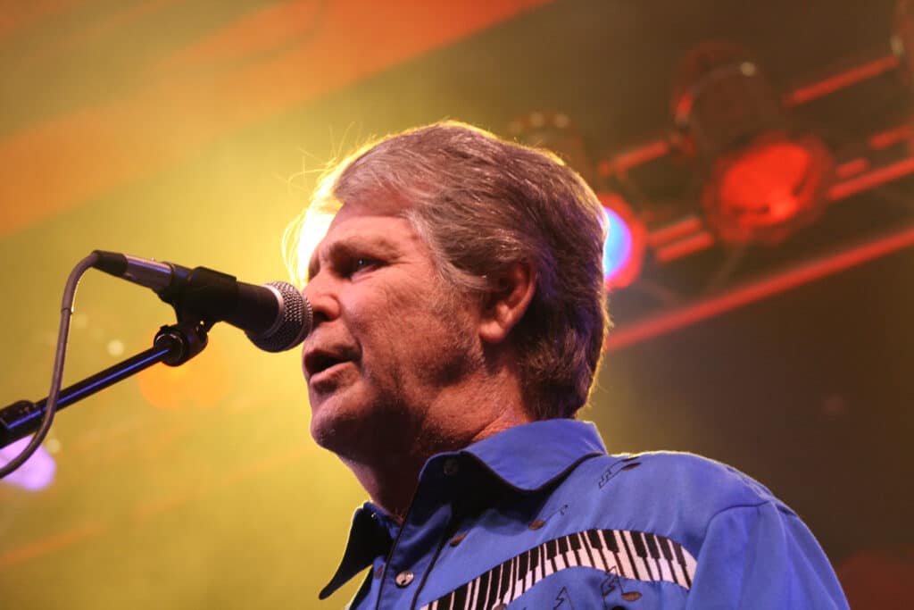 Brian Wilson, co-fondatore dei Beach Boys ci lascia all'età di 82 anni: la storia dell'artista che ha ispirato Sgt. Peppers dei Beatles