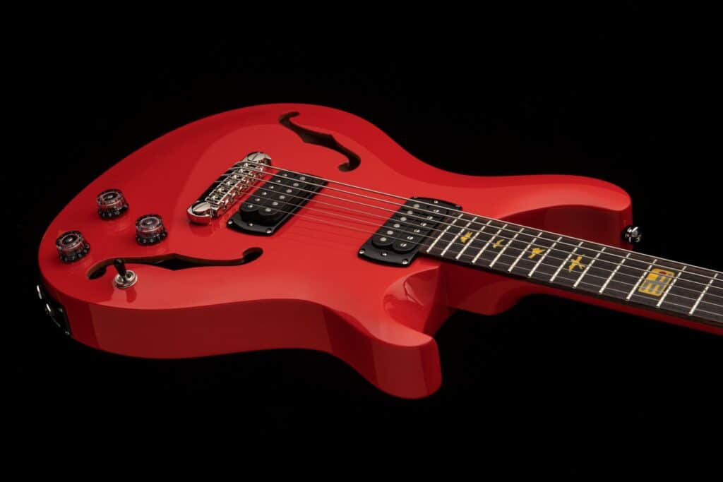 In uscita con il nuovo singolo di Ed Sheeran c'è annche una chitarra speciale. Si tratta di una PRS realizzata apposta a tema F1.