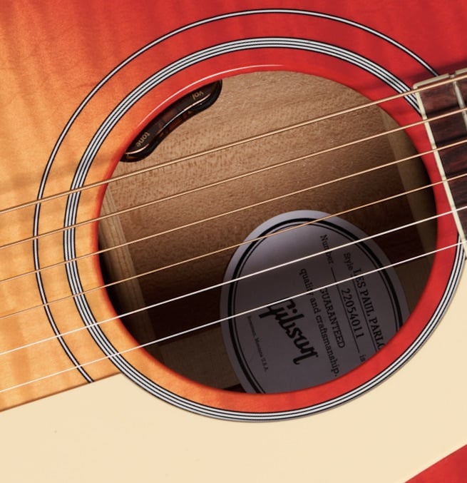 Gibson Les Paul si reinventa. Gibson ha stupito ancora una volta gli appassionati di chitarre presentando una novità che unisce tradizione e innovazione: la nuova Les Paul Acustica. Un progetto che osa reinterpretare uno dei modelli più iconici del mondo elettrico, portandolo nel territorio delle acustiche senza perdere il fascino e l’identità che da decenni contraddistinguono il nome Les Paul.