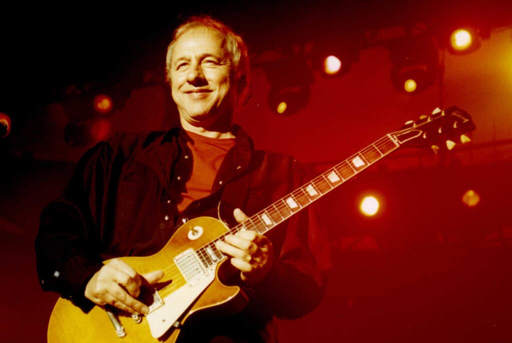 Lo storico produttore dei Dire Straits racconta come uno dei più iconici suoni di chitarra di Mark Knopfler sia stato realizzato per errore.