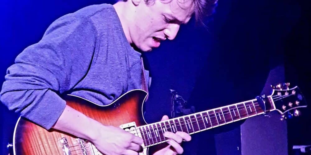 Jason Becker ospita Matteo Mancuso e il suo manager in un incontro che si rivelerà emozionante non solo per la qualità delle note suonate.