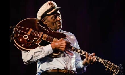 “Oh mio Dio, stanno chiudendo la bara con quella chitarra dentro!” La Gibson ES-355 che ha accompagnato Chuck Berry nell’eternità