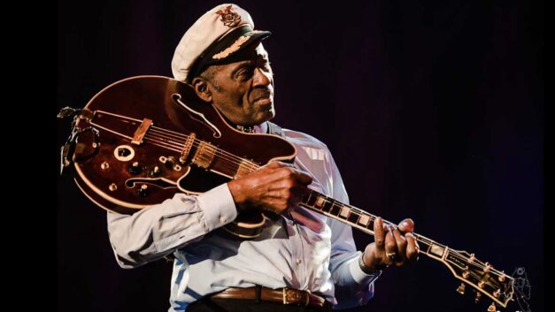 “Oh mio Dio, stanno chiudendo la bara con quella chitarra dentro!” La Gibson ES-355 che ha accompagnato Chuck Berry nell’eternità