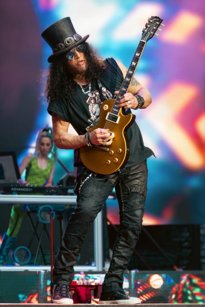 Oggi vi racconto la storia di Slash, passando per gli album che hanno segnato il suo stile, e uno che gli ha fatto perdere la ragazza.