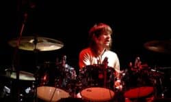 Zak Starkey, batterista degli Who e figlio del Beatle Ringo Starr, licenziato due volte in pochi giorni per dei presunti errori