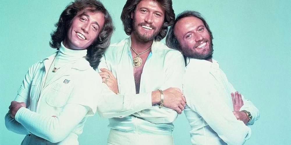 I Bee Gees saranno presto raccontati al cinema grazie a Ridley Scott. A novembre 2025 avranno inizio le riprese del film che parlerà della storia della storica band. Tre fratelli dallo straordinario talento che hanno fatto la storia saranno i protagonisti di questo attesissimo film.