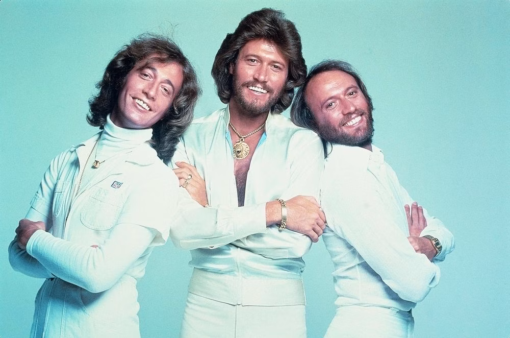 I Bee Gees saranno presto raccontati al cinema grazie a Ridley Scott. A novembre 2025 avranno inizio le riprese del film che parlerà della storia della storica band. Tre fratelli dallo straordinario talento che hanno fatto la storia saranno i protagonisti di questo attesissimo film.